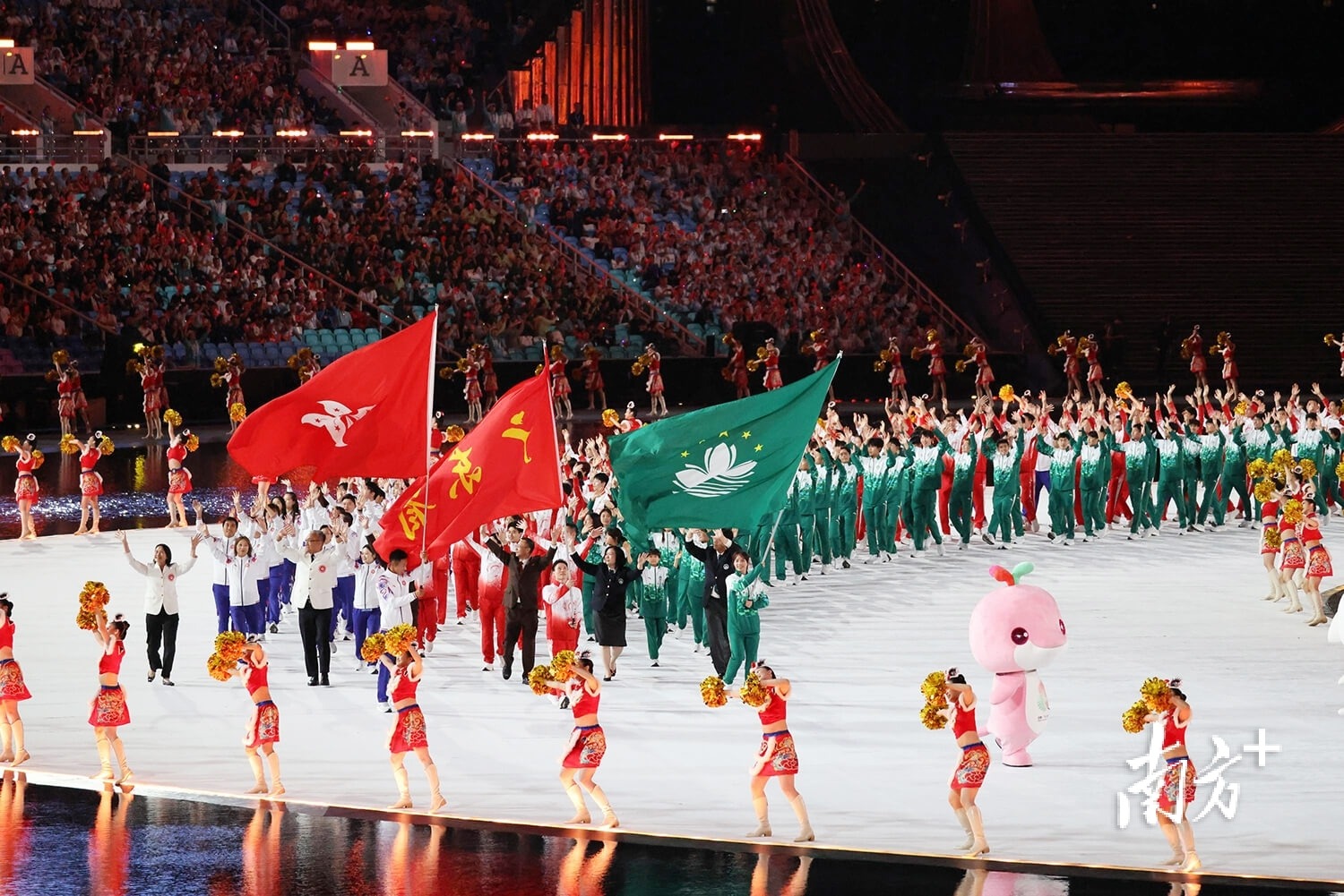 慎入，尼日利亚超比赛中一球员被对方球迷冲进场内割喉